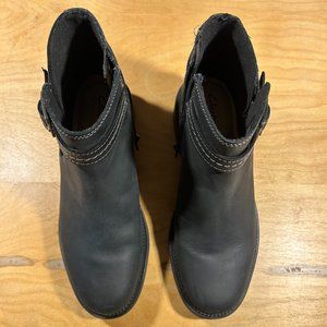 Clarks Women's Maye Strap Ankle Boot Black Leather Size 9.0 M